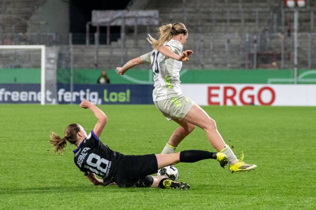 Zweikampf zwischen Lena Ostermeier (SGS Essen, 18) und Juliane Wirtz (SV Werder Bremen, 28). SGS Essen vs. SV Werder Bremen, Fussball, DFB-Pokal Frauen, Viertelfinale, Saison 2025 2026, 11.03.2026 DFL DFB Regulations prohibit any use of Photographs as image sequences and or Quasivideo SGS Essen vs. SV Werder Bremen, Fussball, DFB-Pokal Frauen, Viertelfinale, Saison 2025 2026, 11.03.2026 Essen Copyright: xEibner-Pressefoto ThomasxHaeslerx EP_THR