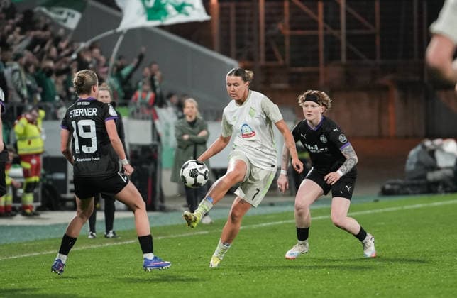 Deutschland: DFB-Pokal Frauen 2025 2026, SGS Essen vs SV Werder Bremen, Mittwoch 11.03.2026 Stadion an der Hafenstraße (Nordrhein-Westfalen, Deutschland) Larissa Mühlhaus (SV Werder Bremen, 7) im Zweikampf Copyright: xMerlexKölkingx