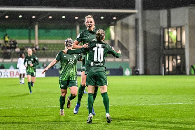 Fußball I Frauen I Saison 2025-2026 I DFB-Pokal I VfL Wolfsburg - Eintracht Frankfurt I 11.03.2026 Torjubel Ella Peddemors (5, VfL Wolfsburg) springt hoch und jubelt mit Torschützin Svenja Huth (10, VfL Wolfsburg) Wolfsburg AOK Stadion Niedersachsen Deutschland Copyright: xLobeca InesxHähnelx