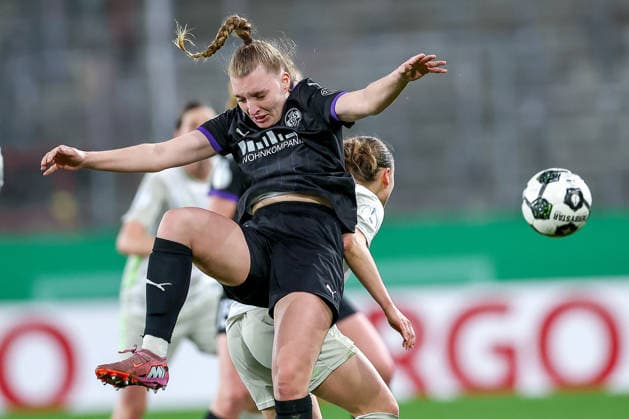 2026.03.11, Fußball, DFB-Pokal Frauen, SGS Essen - SV Werder Bremen, Viertelfinale, Stadion an der Hafenstraße, Damen, Saison 2025 2026: Maike Berentzen (SGS Essen 13) im Zweikampf gegen Chiara D Angelo (Werder Bremen 02) DFB regulations prohibit any use of photographs as image sequences and or quasi-video. Nordrhein-Westfalen Deutschland
