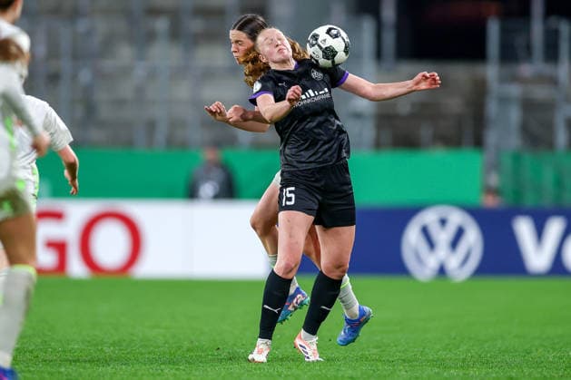 2026.03.11, Fußball, DFB-Pokal Frauen, SGS Essen - SV Werder Bremen, Viertelfinale, Stadion an der Hafenstraße, Damen, Saison 2025 2026: Laura Pucks (SGS Essen 15) im Zweikampf gegen Lara Schmidt (Werder Bremen 24) DFB regulations prohibit any use of photographs as image sequences and or quasi-video. Nordrhein-Westfalen Deutschland