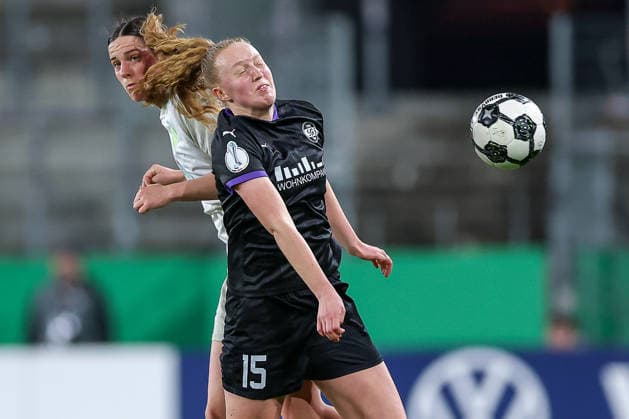 2026.03.11, Fußball, DFB-Pokal Frauen, SGS Essen - SV Werder Bremen, Viertelfinale, Stadion an der Hafenstraße, Damen, Saison 2025 2026: Laura Pucks (SGS Essen 15) im Zweikampf gegen Lara Schmidt (Werder Bremen 24) DFB regulations prohibit any use of photographs as image sequences and or quasi-video. Nordrhein-Westfalen Deutschland