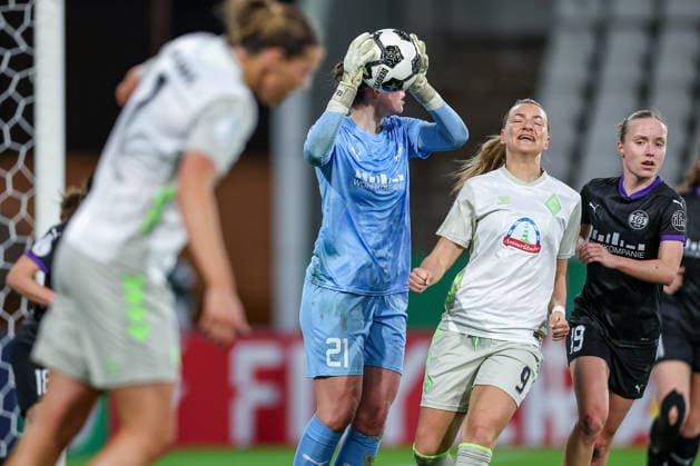 2026.03.11, Fußball, DFB-Pokal Frauen, SGS Essen - SV Werder Bremen, Viertelfinale, Stadion an der Hafenstraße, Damen, Saison 2025 2026: Medina Desic (Werder Bremen 09) enttäuscht Enttäuschung neben Torwart Luisa Palmen (SGS Essen 21) DFB regulations prohibit any use of photographs as image sequences and or quasi-video. Nordrhein-Westfalen Deutschland