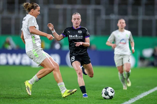 2026.03.11, Fußball, DFB-Pokal Frauen, SGS Essen - SV Werder Bremen, Viertelfinale, Stadion an der Hafenstraße, Damen, Saison 2025 2026: Beke Sterner (SGS Essen 19) im Zweikampf gegen Larissa Mühlhaus (Werder Bremen 07) DFB regulations prohibit any use of photographs as image sequences and or quasi-video. Nordrhein-Westfalen Deutschland