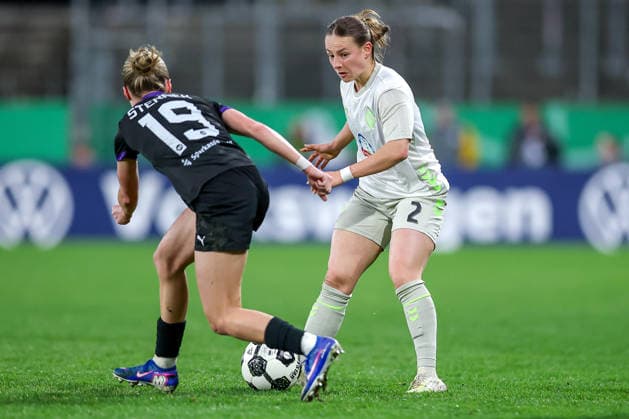 2026.03.11, Fußball, DFB-Pokal Frauen, SGS Essen - SV Werder Bremen, Viertelfinale, Stadion an der Hafenstraße, Damen, Saison 2025 2026: Beke Sterner (SGS Essen 19) im Zweikampf gegen Chiara D Angelo (Werder Bremen 02) DFB regulations prohibit any use of photographs as image sequences and or quasi-video. Nordrhein-Westfalen Deutschland