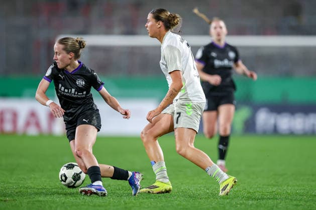 2026.03.11, Fußball, DFB-Pokal Frauen, SGS Essen - SV Werder Bremen, Viertelfinale, Stadion an der Hafenstraße, Damen, Saison 2025 2026: Beke Sterner (SGS Essen 19) im Zweikampf gegen Larissa Mühlhaus (Werder Bremen 07) DFB regulations prohibit any use of photographs as image sequences and or quasi-video. Nordrhein-Westfalen Deutschland