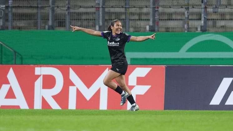 Torschützin Ella Touon (SGS Essen, 32) mit Torjubel, Jubel, jubeln, jubelt, optimistisch, Spielszene, Highlight, Freude über das Tor zum 1:0, DIE DFB-RICHTLINIEN UNTERSAGEN JEGLICHE NUTZUNG VON FOTOS ALS SEQUENZBILDER UND ODER VIDEOÄHNLICHE FOTOSTRECKEN. DFB REGULATIONS PROHIBIT ANY USE OF PHOTOGRAPHS AS IMAGE SEQUENCES AND OR QUASI-VIDEO., 11.03.2026, Essen (Deutschland), Fussball, DFB-Pokal Frauen, SGS Essen - SV Werder Bremen
