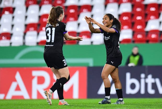 Fußball Frauen DFB-Pokal Saison 2025 2026 Viertelfinale: SGS Essen - Werder Bremen am 11.03.2026 im Stadion an der Hafenstraße in Essen Torjubel zum 1:0 durch Ella Touon ( SGS Essen ), rechts - Jana Feldkamp ( SGS Essen ), links DFB regulations prohibit any use of photographs as image sequences and or quasi-video. Nordrhein-Westfalen Deutschland
