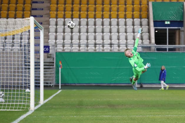 DFB-Pokal Frauen: FC Carl Zeiss Jena - SC Sand 1946; 11.03.26 Ausgleich zum 1:1 für Sand. Torwart Jasmin Janning (1, Carl Zeiss Jena) fliegt vergeblich, der Ball landet im Tor. Fußball, DFB-Pokal Frauen, Viertelfinale: FC Carl Zeiss Jena vs. SC Sand 1946 am 11.03.26 im Ernst-Abbe-Sportfeld ad hoc arena, Jena. DFL REGULATIONS PROHIBIT ANY USE OF PHOTOGRAPHS AS IMAGE SEQUENCES AND OR QUASI-VIDEO. Copyright: xBEAUTIFULxSPORTS JanxKaeferx
