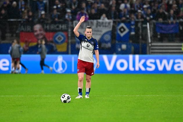 Fußball I Frauen I Saison 2025-2026 I DFB Pokal I Viertelfinale I Hamburger SV - FC Bayern München I 11.03.2026 Freistoß von Svea Stoldt (8, Hamburger SV). Hamburg Volksparkstadion Hamburg Deutschland Copyright: xLobeca WolfxGebhardtx
