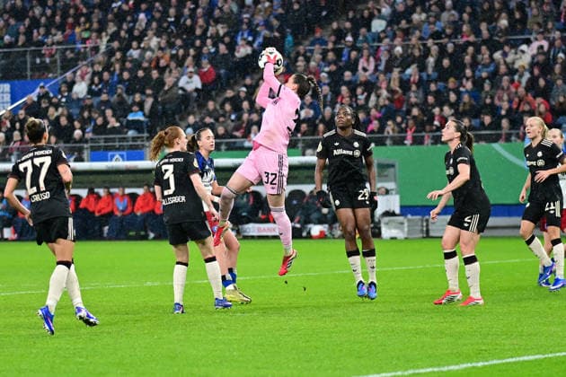 Fußball I Frauen I Saison 2025-2026 I DFB Pokal I Viertelfinale I Hamburger SV - FC Bayern München I 11.03.2026 Ena Mahmutovic(32, FC Bayern München) fängt einen Freistoß ab. Hamburg Volksparkstadion Hamburg Deutschland Copyright: xLobeca WolfxGebhardtx