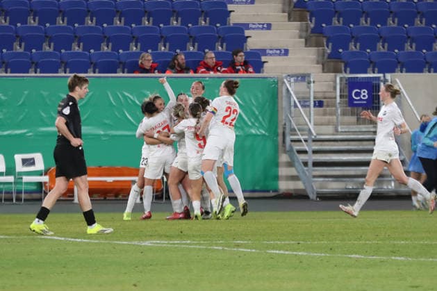 DFB-Pokal Frauen: FC Carl Zeiss Jena - SC Sand 1946; 11.03.26 Tor-Jubel beim Team vom SC Sand nach dem Treffer zum 1:1-Ausgleich. Fußball, DFB-Pokal Frauen, Viertelfinale: FC Carl Zeiss Jena vs. SC Sand 1946 am 11.03.26 im Ernst-Abbe-Sportfeld ad hoc arena, Jena. DFL REGULATIONS PROHIBIT ANY USE OF PHOTOGRAPHS AS IMAGE SEQUENCES AND OR QUASI-VIDEO. Copyright: xBEAUTIFULxSPORTS JanxKaeferx