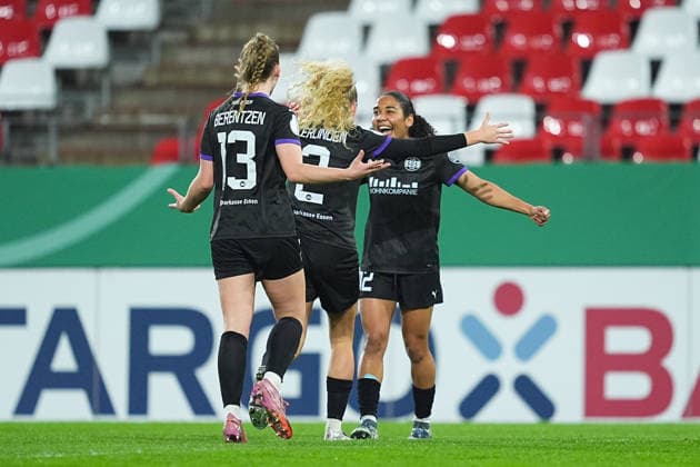 11.03.2025, xydrx, Fußball, DFB-Pokal Viertelfinale Frauen, SGS Essen - SV Werder Bremen, Saison 2025 2026, Stadion an der Hafenstraße: Torjubel nach dem Tor zum 1:0 für die SGS Essen durch Torschützin Ella Touon (SGS Essen, 32) zusammen mit Julie Terlinden (SGS Essen, 2) und Maike Berentzen (SGS Essen, 13) DFB regulations prohibit any use of photographs as image sequences and or quasi-video. Copyright: HMBxMedia YannisxDreimann