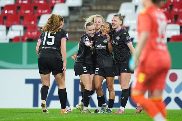11.03.2025, xydrx, Fußball, DFB-Pokal Viertelfinale Frauen, SGS Essen - SV Werder Bremen, Saison 2025 2026, Stadion an der Hafenstraße: Torjubel nach dem Tor zum 1:0 für die SGS Essen durch Torschützin Ella Touon (SGS Essen, 32) zusammen mit Julie Terlinden (SGS Essen, 2) und Maike Berentzen (SGS Essen, 13) Laura Pucks (SGS Essen, 15) und Paula Flach (SGS Essen, 5) DFB regulations prohibit any use of photographs as image sequences and or quasi-video. Copyright: HMBxMedia YannisxDreimann