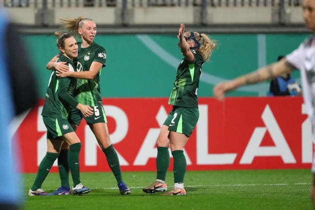 VfL vs. Frankfurt, DFB-Pokal Frauen Wolfsburg, 11.03.2026, Fußball, Frauen, VfL Wolfsburg vs. Eintracht Frankfurt, Viertelfinale DFB-Pokal, Saison 2025 2026. Svenja Huth (VfL Wolfsburg) jubelt mit der Mannschaft nach ihrem Tor zum 1:0 AOK Stadion Deutschland