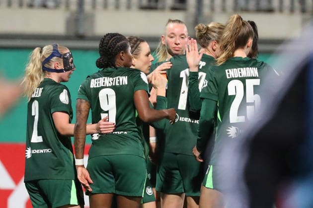 VfL vs. Frankfurt, DFB-Pokal Frauen Wolfsburg, 11.03.2026, Fußball, Frauen, VfL Wolfsburg vs. Eintracht Frankfurt, Viertelfinale DFB-Pokal, Saison 2025 2026. Svenja Huth (VfL Wolfsburg) jubelt mit der Mannschaft nach ihrem Tor zum 1:0 AOK Stadion Deutschland