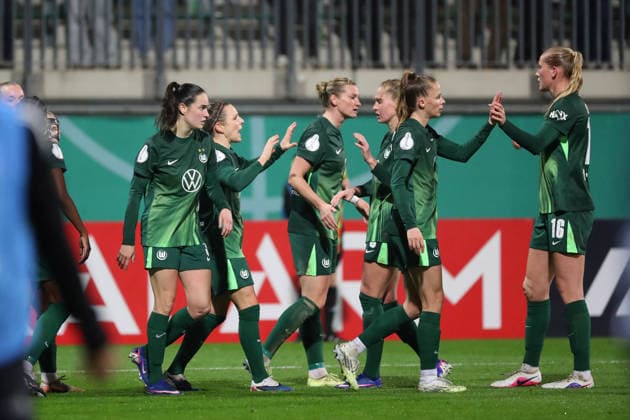 VfL vs. Frankfurt, DFB-Pokal Frauen Wolfsburg, 11.03.2026, Fußball, Frauen, VfL Wolfsburg vs. Eintracht Frankfurt, Viertelfinale DFB-Pokal, Saison 2025 2026. Svenja Huth (VfL Wolfsburg) jubelt mit der Mannschaft nach ihrem Tor zum 1:0 AOK Stadion Deutschland