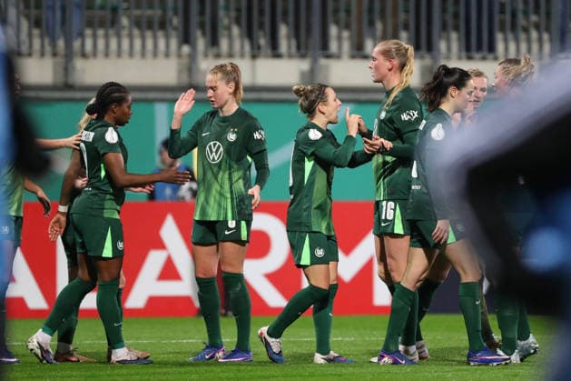 VfL vs. Frankfurt, DFB-Pokal Frauen Wolfsburg, 11.03.2026, Fußball, Frauen, VfL Wolfsburg vs. Eintracht Frankfurt, Viertelfinale DFB-Pokal, Saison 2025 2026. Svenja Huth (VfL Wolfsburg) jubelt mit der Mannschaft nach ihrem Tor zum 1:0 AOK Stadion Deutschland