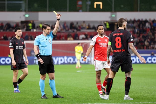 Gelbe Karte für Robert Andrich (Bayer Leverkusen) GER, Bayer Leverkusen gegen Arsenal London, Fussball, Champions League, Achtelfinale, Spielzeit 2025 2026, 11.03.2026 DFL REGULATIONS PROHIBIT ANY USE OF PHOTOGRAPHS AS IMAGE SEQUENCES AND OR QUASI-VIDEO GER, Bayer Leverkusen gegen Arsenal London, Fussball, Champions League, Achtelfinale, Spielzeit 2025 2026, 11.03.2026 Leverkusen Copyright: xEibner-Pressefoto FrankxZeisingx EP_FZG