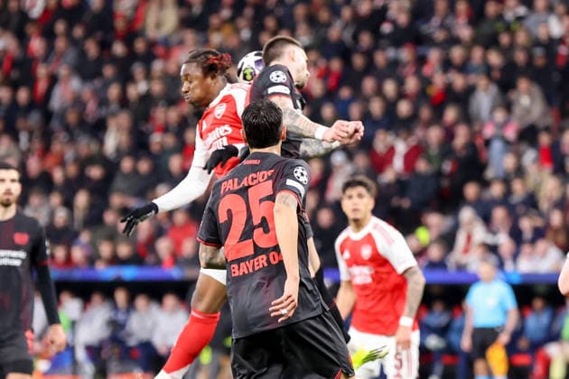 Zweikampf zwischen Aleix Garcia (Bayer Leverkusen) und Eberechi Eze (Arsenal London) GER, Bayer Leverkusen gegen Arsenal London, Fussball, Champions League, Achtelfinale, Spielzeit 2025 2026, 11.03.2026 DFL REGULATIONS PROHIBIT ANY USE OF PHOTOGRAPHS AS IMAGE SEQUENCES AND OR QUASI-VIDEO GER, Bayer Leverkusen gegen Arsenal London, Fussball, Champions League, Achtelfinale, Spielzeit 2025 2026, 11.03.2026 Leverkusen Copyright: xEibner-Pressefoto FrankxZeisingx EP_FZG