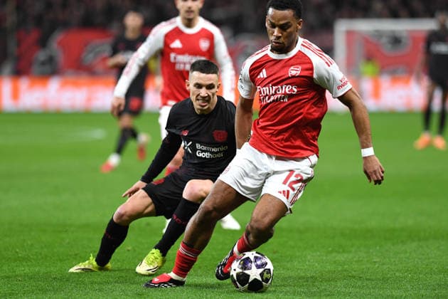 Alejandro Grimaldo (Bayer 04 Leverkusen) und Jurrien Timber (FC Arsenal) im Zweikampf waehrend des Spiels der UEFA Champions League 2025 26, Achtelfinale, Hinspiel zwischen Bayer 04 Leverkusen und FC Arsenal, BayArena am 11. March 2026 in Leverkusen, Deutschland. (Foto von Ralf Treese DeFodi Images) +++ Alejandro Grimaldo (Bayer 04 Leverkusen) und Jurrien Timber (FC Arsenal) battle for the ball during the UEFA Champions League 2025 26 Round of 16, First Leg, match between Bayer 04 Leverkusen and FC Arsenal at BayArena on February 24, 2026 in Leverkusen, Germany. (Photo by Ralf Treese DeFodi Images) -