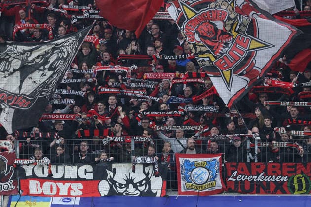 GER, UEFA CL, Achtelfinale, Bayer 04 Leverkusen (GER) vs. FC Arsenal (ENG), 11.03.2026, BayArena, Leverkusen, GER, UEFA CL, Achtelfinale, Bayer 04 Leverkusen (GER) vs. FC Arsenal (ENG), , im Bild: Fans Leverkusen Fans, freundlich, Stimmung, farbenfroh, Nationalfarbe, geschminkt, Emotionen, Schals,