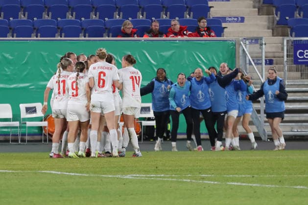 DFB-Pokal Frauen: FC Carl Zeiss Jena - SC Sand 1946; 11.03.26 Tor-Jubel beim Team des SC Sand auf und neben dem Spielfeld. Ausgleich zum 1:1. Fußball, DFB-Pokal Frauen, Viertelfinale: FC Carl Zeiss Jena vs. SC Sand 1946 am 11.03.26 im Ernst-Abbe-Sportfeld ad hoc arena, Jena. DFL REGULATIONS PROHIBIT ANY USE OF PHOTOGRAPHS AS IMAGE SEQUENCES AND OR QUASI-VIDEO. Copyright: xBEAUTIFULxSPORTS JanxKaeferx