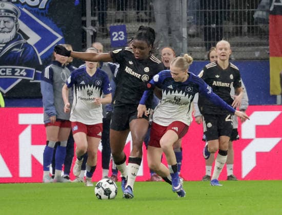 Duell zwischen Edna Imade (FC Bayern Muenchen) und Maria Mikolajova (HSV) Fussball, Saison 2025 2026, Frauen, DFB Pokal, Viertelfinale, Volksparkstadion Hamburg, Hamburger SV gegen FC Bayern Muenchen DFL REGULATIONS PROHIBIT ANY USE OF PHOTOGRAPHS AS IMAGE SEQUENCES AND OR QUASI-VIDEO.