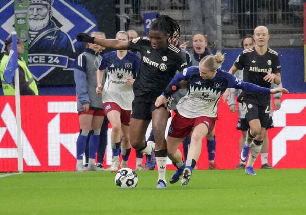 Duell zwischen Edna Imade (FC Bayern Muenchen) und Maria Mikolajova (HSV) Fussball, Saison 2025 2026, Frauen, DFB Pokal, Viertelfinale, Volksparkstadion Hamburg, Hamburger SV gegen FC Bayern Muenchen DFL REGULATIONS PROHIBIT ANY USE OF PHOTOGRAPHS AS IMAGE SEQUENCES AND OR QUASI-VIDEO.