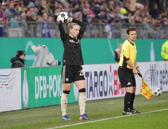 Franziska Kett (FC Bayern Muenchen) Fussball, Saison 2025 2026, Frauen, DFB Pokal, Viertelfinale, Volksparkstadion Hamburg, Hamburger SV gegen FC Bayern Muenchen DFL REGULATIONS PROHIBIT ANY USE OF PHOTOGRAPHS AS IMAGE SEQUENCES AND OR QUASI-VIDEO.
