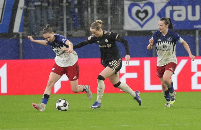 Maria Mikolajova (HSV), Franziska Kett (FC Bayern Muenchen) Fussball, Saison 2025 2026, Frauen, DFB Pokal, Viertelfinale, Volksparkstadion Hamburg, Hamburger SV gegen FC Bayern Muenchen DFL REGULATIONS PROHIBIT ANY USE OF PHOTOGRAPHS AS IMAGE SEQUENCES AND OR QUASI-VIDEO.