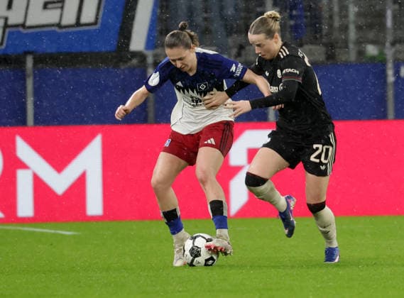 Maria Mikolajova (HSV), Franziska Kett (FC Bayern Muenchen) Fussball, Saison 2025 2026, Frauen, DFB Pokal, Viertelfinale, Volksparkstadion Hamburg, Hamburger SV gegen FC Bayern Muenchen DFL REGULATIONS PROHIBIT ANY USE OF PHOTOGRAPHS AS IMAGE SEQUENCES AND OR QUASI-VIDEO.