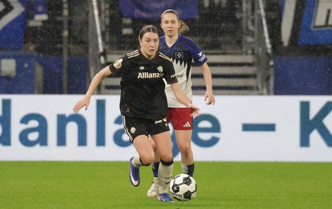 Barbara Dunst (FC Bayern Muenchen) am Ball Fussball, Saison 2025 2026, Frauen, DFB Pokal, Viertelfinale, Volksparkstadion Hamburg, Hamburger SV gegen FC Bayern Muenchen DFL REGULATIONS PROHIBIT ANY USE OF PHOTOGRAPHS AS IMAGE SEQUENCES AND OR QUASI-VIDEO.