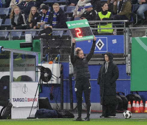 Nachspielzeit 2 Minuten Fussball, Saison 2025 2026, Frauen, DFB Pokal, Viertelfinale, Volksparkstadion Hamburg, Hamburger SV gegen FC Bayern Muenchen DFL REGULATIONS PROHIBIT ANY USE OF PHOTOGRAPHS AS IMAGE SEQUENCES AND OR QUASI-VIDEO.