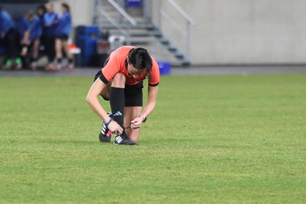 DFB-Pokal Frauen: FC Carl Zeiss Jena - SC Sand 1946; 11.03.26 Schiedsrichterin Nadine Westerhoff musste kurz unterbrechen, um sich die Schuhe wieder zuzubinden. Fußball, DFB-Pokal Frauen, Viertelfinale: FC Carl Zeiss Jena vs. SC Sand 1946 am 11.03.26 im Ernst-Abbe-Sportfeld ad hoc arena, Jena. DFL REGULATIONS PROHIBIT ANY USE OF PHOTOGRAPHS AS IMAGE SEQUENCES AND OR QUASI-VIDEO. Copyright: xBEAUTIFULxSPORTS JanxKaeferx
