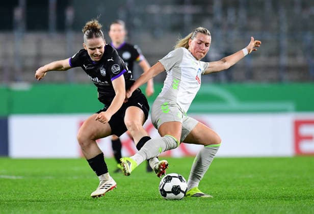 Fußball Frauen DFB-Pokal Saison 2025 2026 Viertelfinale: SGS Essen - Werder Bremen am 11.03.2026 im Stadion an der Hafenstraße in Essen Paulina Ruth Eugenie Platner ( SGS Essen ), links - Medina Desic ( Werder Bremen ), rechts DFB regulations prohibit any use of photographs as image sequences and or quasi-video. Nordrhein-Westfalen Deutschland