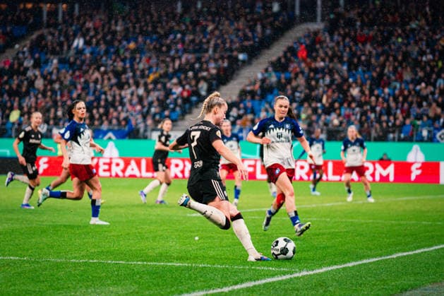 DFB-Pokal Frauen: Hamburger SV vs. FC Bayern München,11.03.2026 Giulia Gwinn (FC Bayern München, 7) flankt; Fußball, DFB-Pokal Frauen, Viertelfinale: Hamburger SV vs. FC Bayern München am 11.03.2026 im Volksparkstadion, Hamburg DFB REGULATIONS PROHIBIT ANY USE OF PHOTOGRAPHS AS IMAGE SEQUENCES AND OR QUASI-VIDEO. Copyright: xBEAUTIFULxSPORTS Tonhäuserx