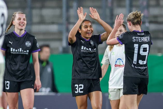 2026.03.11, Fußball, DFB-Pokal Frauen, SGS Essen - SV Werder Bremen, Viertelfinale, Stadion an der Hafenstraße, Damen, Saison 2025 2026: Torjubel nach dem Tor zum 1:0 durch Torschütze Ella Touon (SGS Essen 32) zusammen mit Maike Berentzen (SGS Essen 13) Beke Sterner (SGS Essen 19) DFB regulations prohibit any use of photographs as image sequences and or quasi-video. Nordrhein-Westfalen Deutschland