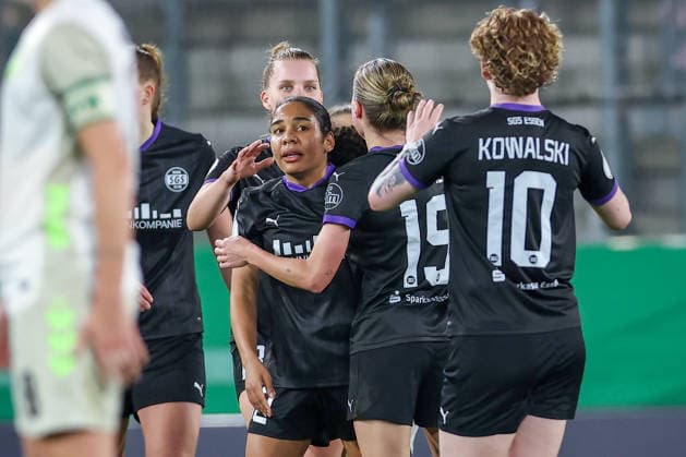2026.03.11, Fußball, DFB-Pokal Frauen, SGS Essen - SV Werder Bremen, Viertelfinale, Stadion an der Hafenstraße, Damen, Saison 2025 2026: Torjubel nach dem Tor zum 1:0 durch Torschütze Ella Touon (SGS Essen 32) zusammen mit Beke Sterner (SGS Essen 19) Natasha Kowalski (SGS Essen 10) DFB regulations prohibit any use of photographs as image sequences and or quasi-video. Nordrhein-Westfalen Deutschland