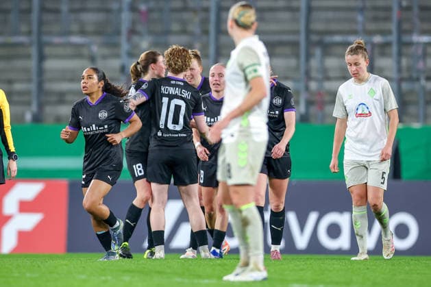 2026.03.11, Fußball, DFB-Pokal Frauen, SGS Essen - SV Werder Bremen, Viertelfinale, Stadion an der Hafenstraße, Damen, Saison 2025 2026: Torjubel nach dem Tor zum 1:0 durch Torschütze Ella Touon (SGS Essen 32) zusammen mit Beke Sterner (SGS Essen 19) Natasha Kowalski (SGS Essen 10) DFB regulations prohibit any use of photographs as image sequences and or quasi-video. Nordrhein-Westfalen Deutschland