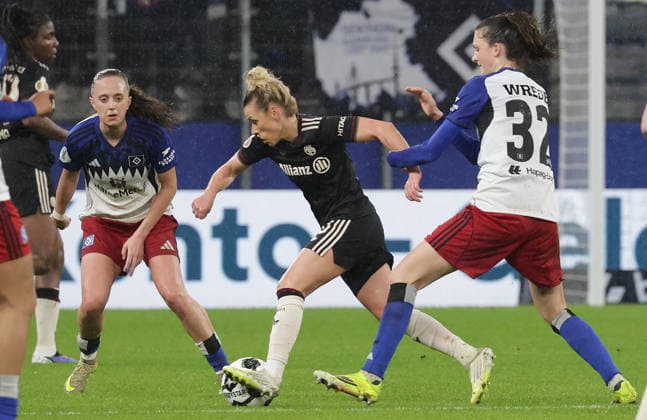 Linda Dallmann (FC Bayern Muenchen), Lotta Wrede (HSV) Fussball, Saison 2025 2026, Frauen, DFB Pokal, Viertelfinale, Volksparkstadion Hamburg, Hamburger SV gegen FC Bayern Muenchen DFL REGULATIONS PROHIBIT ANY USE OF PHOTOGRAPHS AS IMAGE SEQUENCES AND OR QUASI-VIDEO.