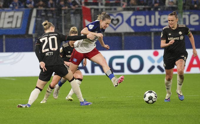 Franziska Kett (FC Bayern Muenchen) versucht Maria Mikolajova (HSV) zu stoppen Fussball, Saison 2025 2026, Frauen, DFB Pokal, Viertelfinale, Volksparkstadion Hamburg, Hamburger SV gegen FC Bayern Muenchen DFL REGULATIONS PROHIBIT ANY USE OF PHOTOGRAPHS AS IMAGE SEQUENCES AND OR QUASI-VIDEO.