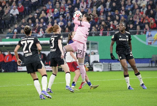 Ena Mahmutovic (FC Bayern Muenchen) sicher Fussball, Saison 2025 2026, Frauen, DFB Pokal, Viertelfinale, Volksparkstadion Hamburg, Hamburger SV gegen FC Bayern Muenchen DFL REGULATIONS PROHIBIT ANY USE OF PHOTOGRAPHS AS IMAGE SEQUENCES AND OR QUASI-VIDEO.