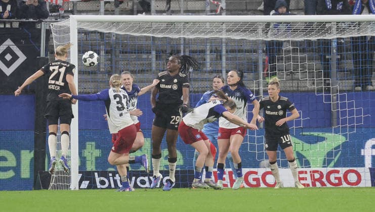 Torschuss durch Pernille Harder (FC Bayern Muenchen)21 Fussball, Saison 2025 2026, Frauen, DFB Pokal, Viertelfinale, Volksparkstadion Hamburg, Hamburger SV gegen FC Bayern Muenchen DFL REGULATIONS PROHIBIT ANY USE OF PHOTOGRAPHS AS IMAGE SEQUENCES AND OR QUASI-VIDEO.