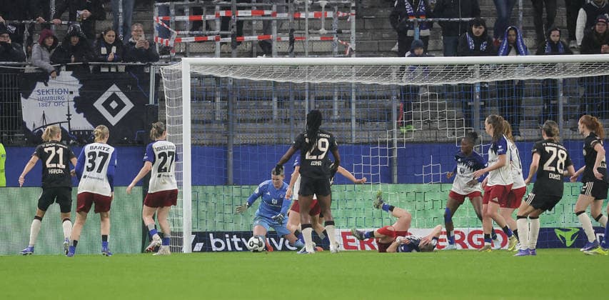 Pernille Harder (FC Bayern Muenchen) schiesst auf das Tor von Torhueterin Lea Paulick (HSV) Fussball, Saison 2025 2026, Frauen, DFB Pokal, Viertelfinale, Volksparkstadion Hamburg, Hamburger SV gegen FC Bayern Muenchen DFL REGULATIONS PROHIBIT ANY USE OF PHOTOGRAPHS AS IMAGE SEQUENCES AND OR QUASI-VIDEO.