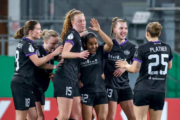 2026.03.11, Fußball, DFB-Pokal Frauen, SGS Essen - SV Werder Bremen, Viertelfinale, Stadion an der Hafenstraße, Damen, Saison 2025 2026: Torjubel nach dem Tor zum 1:0 durch Torschütze Ella Touon (SGS Essen 32) zusammen mit Lena Ostermeier (SGS Essen 18) Laura Pucks (SGS Essen 15) Maike Berentzen (SGS Essen 13) Paulina Platner (SGS Essen 25) DFB regulations prohibit any use of photographs as image sequences and or quasi-video. Nordrhein-Westfalen Deutschland *** 2026 03 11, Soccer, DFB Cup Women, SGS Essen SV Werder Bremen, Quarterfinals, Stadion an der Hafenstraße, Women, Season 2025 2026 Goal celebration after the goal to 1 0 by scorer Ella Touon SGS Essen 32 together with Lena Ostermeier SGS Essen 18 Laura Pucks SGS Essen 15 Maike Berentzen SGS Essen 13 Paulina Platner SGS Essen 25 DFB regulations prohibit any use of photographs as image sequences and or quasi video North Rhine-Westphalia Germany