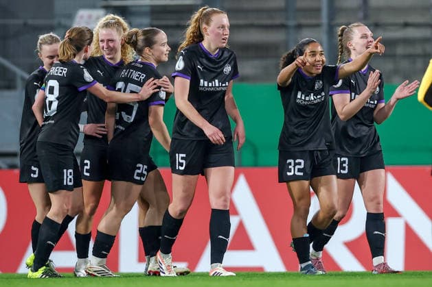 2026.03.11, Fußball, DFB-Pokal Frauen, SGS Essen - SV Werder Bremen, Viertelfinale, Stadion an der Hafenstraße, Damen, Saison 2025 2026: Torjubel nach dem Tor zum 1:0 durch Torschütze Ella Touon (SGS Essen 32) zusammen mit Lena Ostermeier (SGS Essen 18) Laura Pucks (SGS Essen 15) Maike Berentzen (SGS Essen 13) Paulina Platner (SGS Essen 25) DFB regulations prohibit any use of photographs as image sequences and or quasi-video. Nordrhein-Westfalen Deutschland