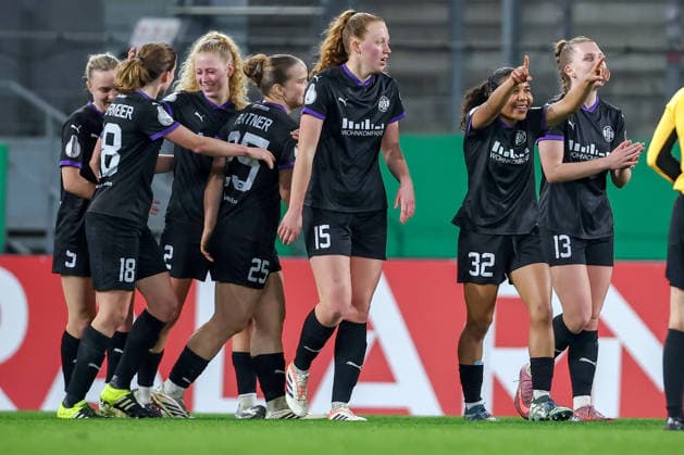 2026.03.11, Fußball, DFB-Pokal Frauen, SGS Essen - SV Werder Bremen, Viertelfinale, Stadion an der Hafenstraße, Damen, Saison 2025 2026: Torjubel nach dem Tor zum 1:0 durch Torschütze Ella Touon (SGS Essen 32) zusammen mit Lena Ostermeier (SGS Essen 18) Laura Pucks (SGS Essen 15) Maike Berentzen (SGS Essen 13) Paulina Platner (SGS Essen 25) DFB regulations prohibit any use of photographs as image sequences and or quasi-video. Nordrhein-Westfalen Deutschland