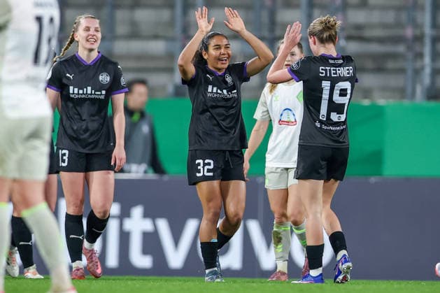 2026.03.11, Fußball, DFB-Pokal Frauen, SGS Essen - SV Werder Bremen, Viertelfinale, Stadion an der Hafenstraße, Damen, Saison 2025 2026: Torjubel nach dem Tor zum 1:0 durch Torschütze Ella Touon (SGS Essen 32) zusammen mit Maike Berentzen (SGS Essen 13) Beke Sterner (SGS Essen 19) DFB regulations prohibit any use of photographs as image sequences and or quasi-video. Nordrhein-Westfalen Deutschland