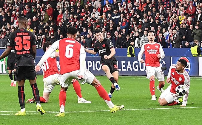 11.03.2026, xhbx, Fussball UEFA Champions League, Bayer 04 Leverkusen - FC Arsenal London v.l. Christian Kofane (Bayer Leverkusen), Gabriel Magalhaes (Arsenal London FC) , Ibrahim Maza (Bayer Leverkusen) (DFL DFB REGULATIONS PROHIBIT ANY USE OF PHOTOGRAPHS as IMAGE SEQUENCES and or QUASI-VIDEO) Leverkusen